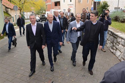 Sinj, 08.11.2014 - Predsjednik Vlade RH Zoran Milanović posjetio je Grad Sinj.
foto HINA/Mario STRMOTIĆ/ ik